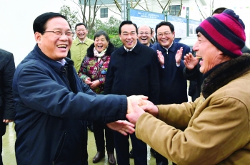 2月3日，春節(jié)后上班第一天，省委書(shū)記李強(qiáng)來(lái)我市基層走訪調(diào)研，看望鹽城“6.23”特大龍卷風(fēng)冰雹災(zāi)害受災(zāi)群眾。.jpg