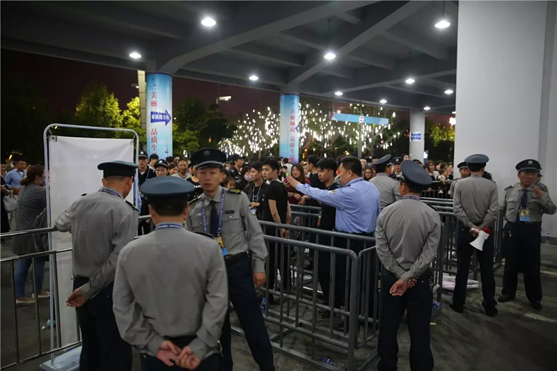 圖為保安隊(duì)員們快速反應(yīng)，處置突發(fā)事件。.png
