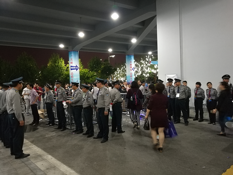 圖為保安隊(duì)員們在疏導(dǎo)觀眾散場。.png